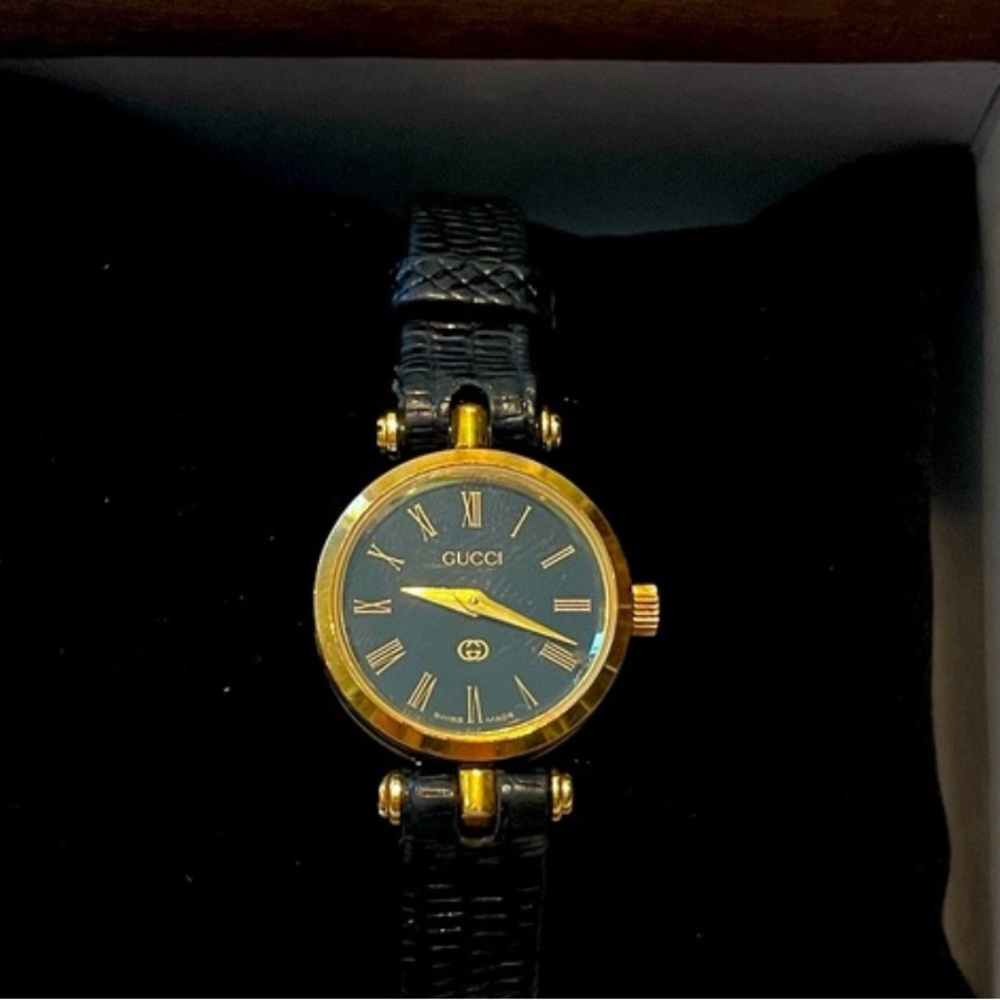 Authentic Gucci sherry line leather band watch